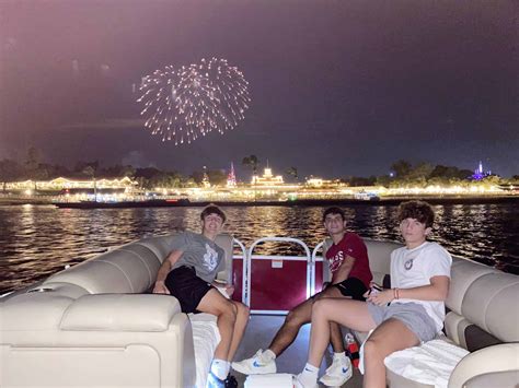 Disney World Private Fireworks Cruise – Dixie Delights