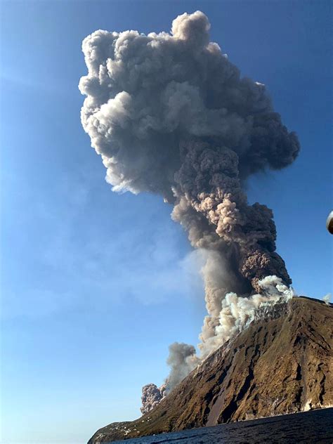 Stromboli: One dead as volcano erupts on Italian island - BBC News
