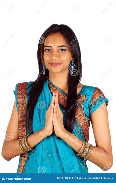 Jeune Indien Dans Une Pose De Namaste (salutation). Image stock - Image ...