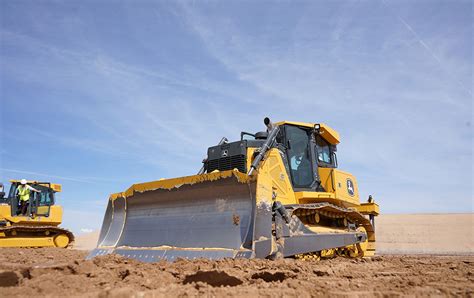 John Deere offers sneak peek at its 850L crawler dozer