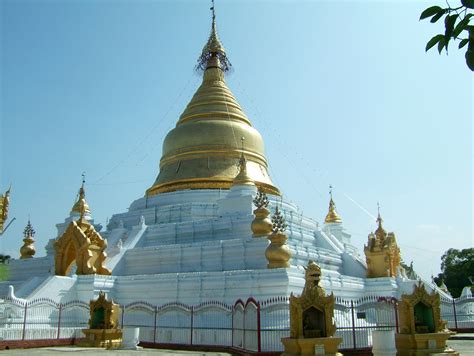 Mandalay Kuthodaw Pagoda main stupa Nov 2004 01