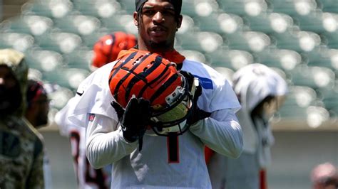 Ja’Marr Chase on crutches, other Bengals injury updates for Wednesday