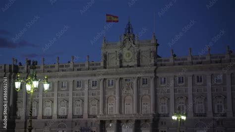 Palacio Real - Spanish Royal palace in Madrid at night with the beautiful blue sky Stock ビデオ ...