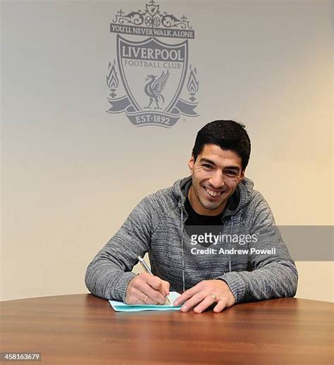 172 Luis Suarez Signs For Liverpool Fc Stock Photos, High-Res Pictures ...