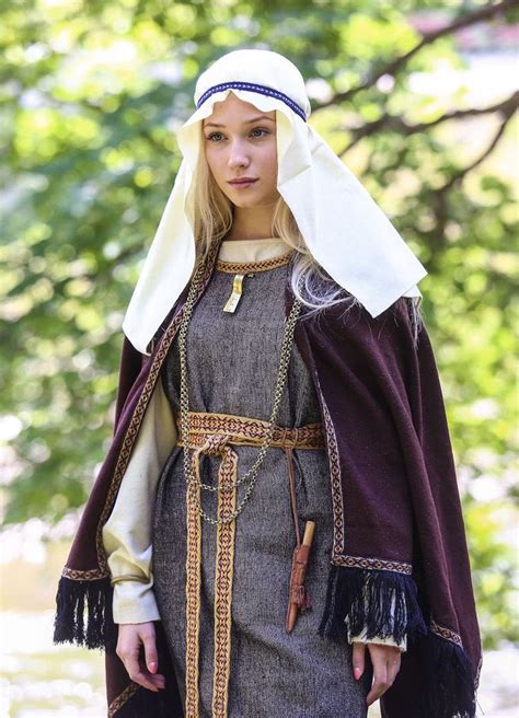 Lithuanian Woman in Traditional Garb [750x1038] : r/HumanPorn