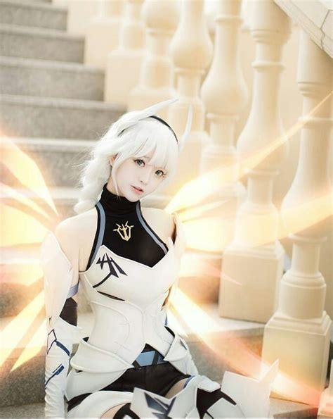 Kiana Kaslana from Honkai impact game (not a anime cosplay but I add it anyway 😎😎😎) | Desain ...