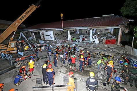 Earthquake Philippines 2019 : Philippines Earthquake Man Loses Family ...