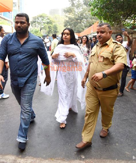 Photos Kajol and daughter Nysa Devgan snapped at Siddhivinayak temple ...