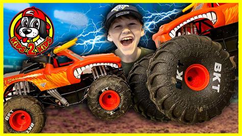 Monster Jam RC Trucks - MEGA El Toro Loco PUMP TRACK CHALLENGE - YouTube