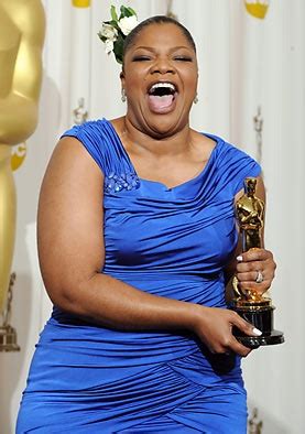 Mo'Nique with her Oscar for Best Supporting Actress in "Precious ...