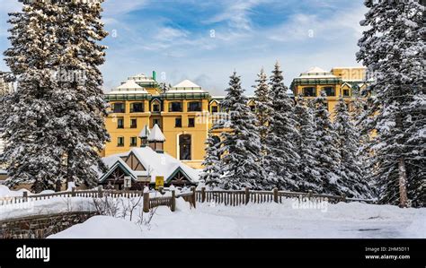 Chateau lake louise hotel winter snow banff national park hi-res stock ...