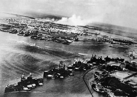[Photo] Attack on 'Battleship Row' of Pearl Harbor, seen from a Japanese aircraft, 7 Dec 1941 ...