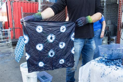 Indigo Dyeing 101: How to Dye with Indigo [Vat Types & Process]