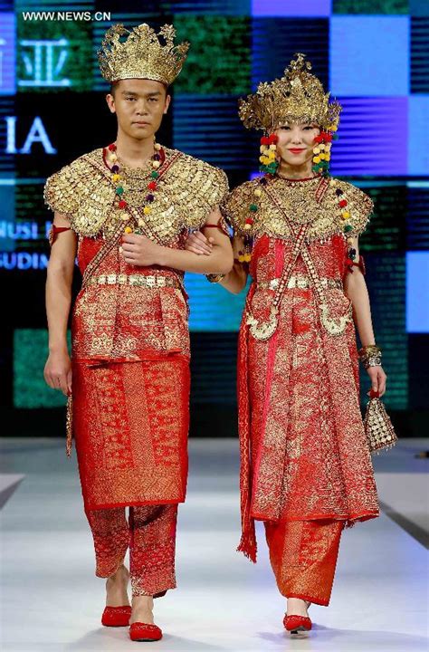 Creations shown at ASEAN and Chinese Costume Culture Exhibition - chinaculture