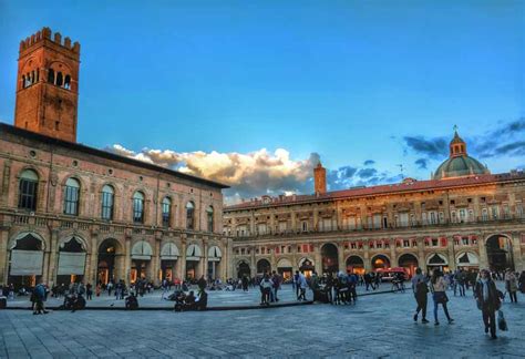 Piazza Maggiore and the best squares to visit – Bologna Guide