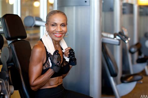 Vovó fitness de 80 anos malha 2h e corre 16k todo dia