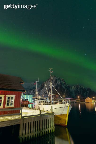 Northern lights over the harbor of Svolvaer in the Lofoten, Norway 이미지 ...