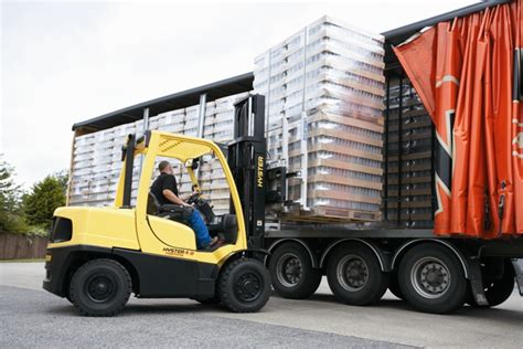 Lossen goederen met vorkheftruck | Lossen goederen | Goederenontvangst | Logistieke re ...