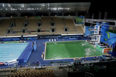 Diving pool at Rio Olympics mysteriously turns green - CBS News