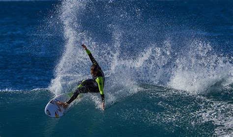 Sally Fitzgibbons carves up the surfing world - Australian Geographic