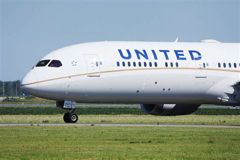 United Airlines Dreamliner 10, close-up view at Amsterdam Airport - Creative Commons Bilder