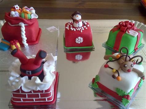 Mini Christmas Cakes! — Christmas | Christmas cake designs, Mini ...