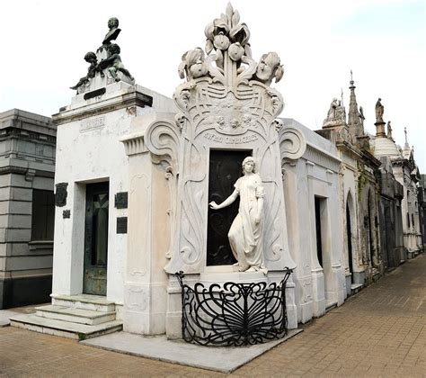 Visiting La Recoleta Cemetery, Buenos Aires' most famous tombs - Postcards From Ivi