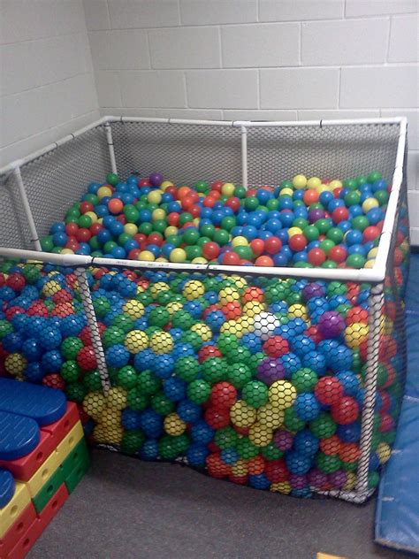 Homemade ball pit | Piscinas de bolas, Casinha de brinquedo, Artesanatos divertidos