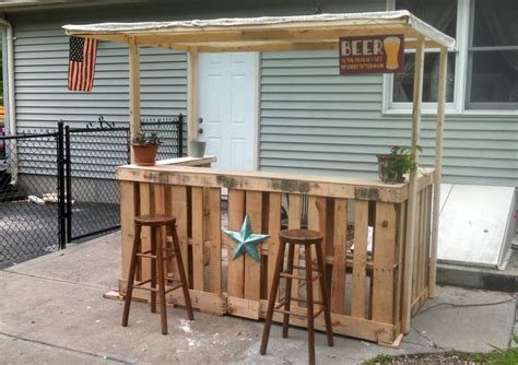 I made a backyard bar out of pallets. | Pallet bar diy, Diy outdoor bar ...