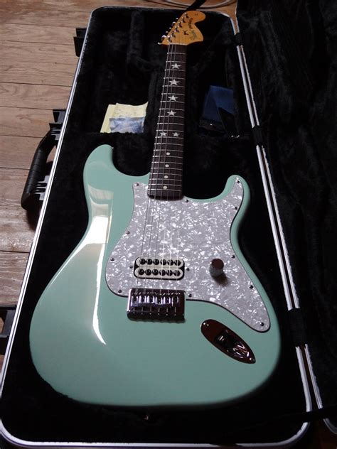 Photo Fender Tom Delonge Stratocaster : Fender Tom Delonge Strat Surf Green (#564558) - Audiofanzine