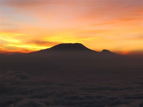 Sunrise over Mt Kilimanjaro, Tanzania (a benefit of climbing up Meru instead) | Natural ...