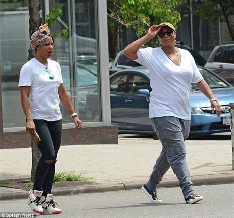 Nosee Rosee: SPOTTED: Queen Latifah Strolling Through NYC