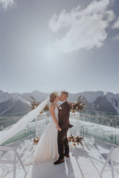 Banff Gondola Winter Wedding Inspiration | momentsbymadeleine.com