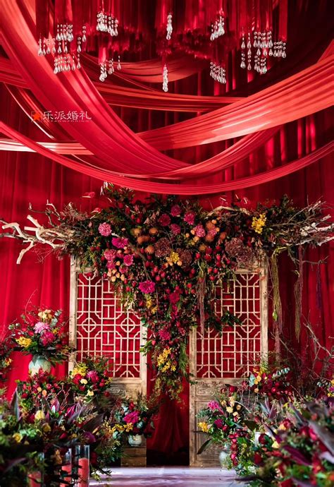 Chinese wedding red wedding @北京乐派婚礼策划 | Wedding backdrop design, Chinese wedding decor, Red ...