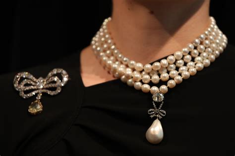 Heirs of Beheaded King Sell Marie Antoinette's Pearl Pendant - Bloomberg