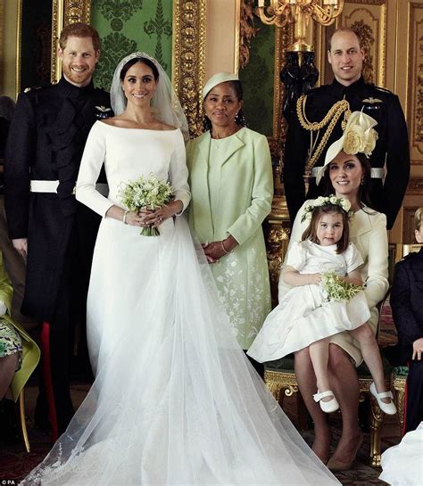 Harry and Meghan are captured in official royal wedding photos | Vestido de casamento, Foto de ...