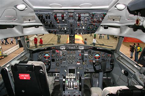 Boeing 727 Cockpit | The flight deck of a Boeing 727-200 tha… | Flickr