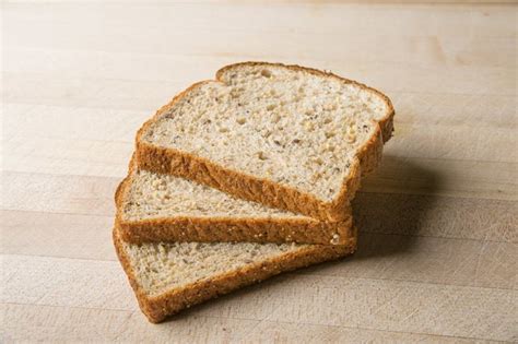 Brands of Low-Carb, Whole-Grain Bread | Livestrong.com