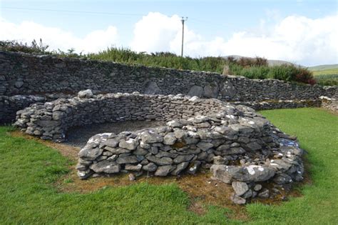 Beehive hut, Reask © N Chadwick :: Geograph Ireland