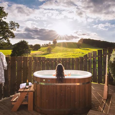 10 Of The Best Airbnbs With Hot Tubs - elle.com