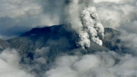 Japanese volcano erupts, leaving dozens stranded – DW – 09/27/2014