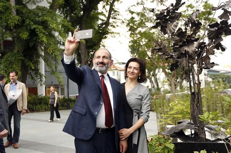 PM Nikol Pashinyan, Mrs. Anna Hakobyan arrive in Singapore on official ...