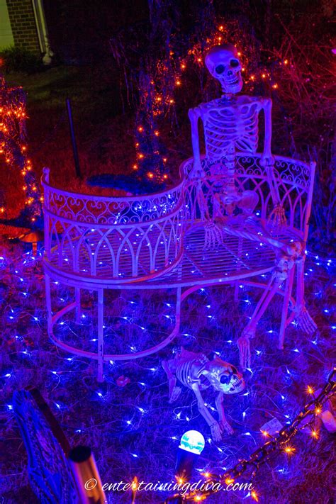 Halloween Outdoor Lighting Ideas: 21 Spooky Ways To Light Your Yard ...