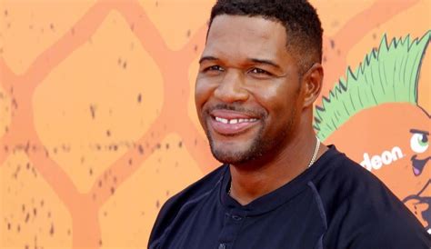 Michael Strahan Loses Part Of Pinky Finger — Mysterious Injury Has ...