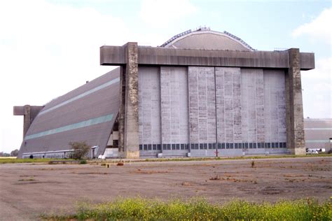 Se derrumba un histórico hangar de dirigibles de la US Navy tras un ...