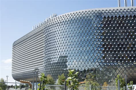 Photo of The modern curved facade of the SAHMRI building | Free Australian Stock Images