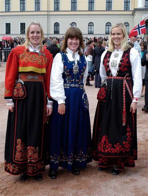 Three Norwegians in national costume in front of the Royal Palace (2008 ...