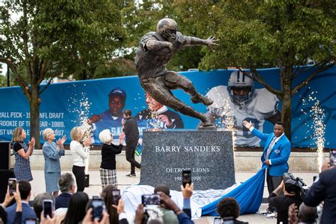 Barry Sanders statue shows Detroit Lions great in middle of one of his ...