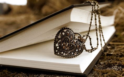 Book Heart Pendant Photo wallpaper | 1680x1050 | #27909