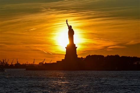 Premium Photo | Statue of liberty sunset